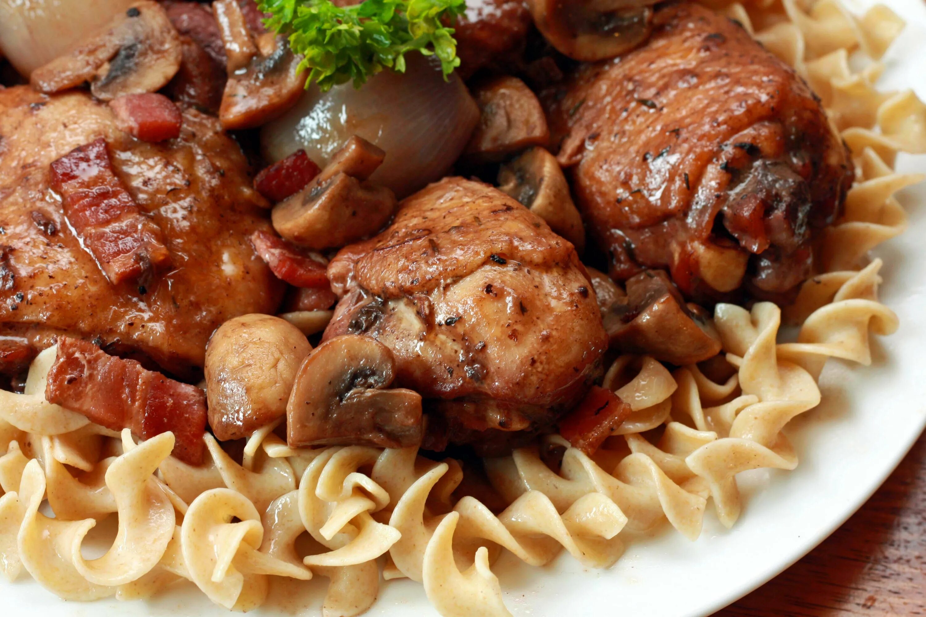 Рецепт курица вино. Coq au VIN. Петух в вине coq au VIN. Французский петух блюдо. Французская кухня петух в вине.