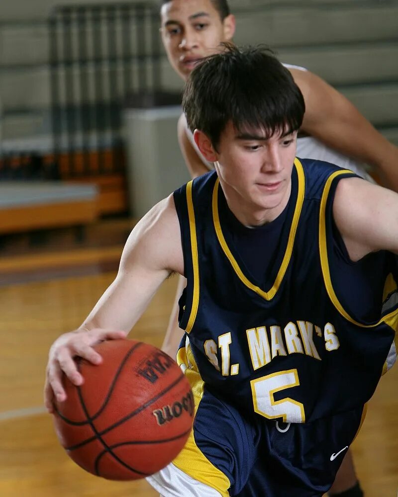 Баскетболист подросток. Подросток баскетболист. Парни баскетболисты подростки. Спортивные игры. Подросток баскетболист.