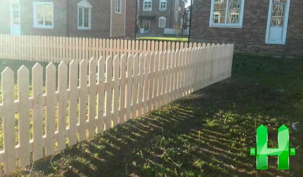 Забор штакетник деревянный. Деревянный забор для палисадника. Палисадник из штакетника деревянного. Заборчик для палисадника деревянный.