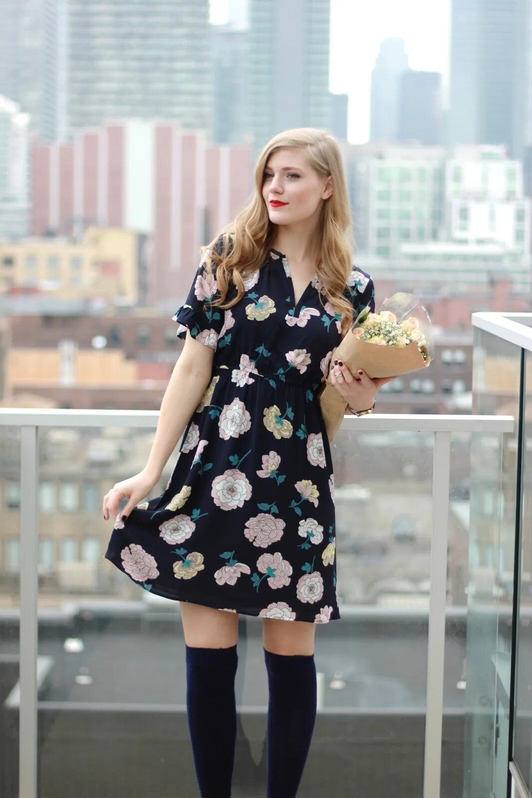 Первое платье в мире. He is dress now. Халат трансформер. Образ с красным платьем. Розовое обтягивающее платье.