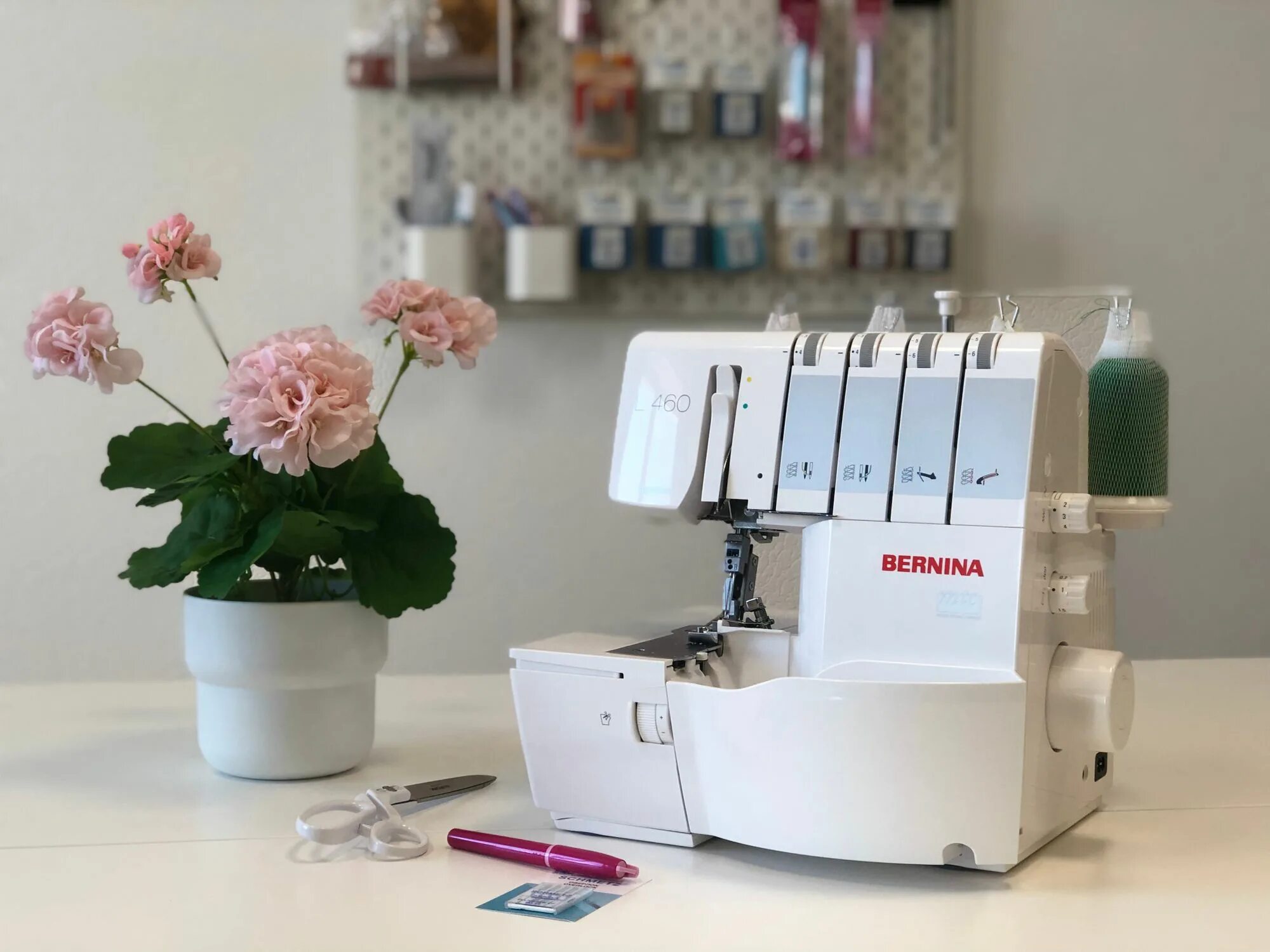 Какие оверлоки лучше для дома отзывы. Оверлок bernina l460. оверлок 2025. оверлок juki b 850. оверлоки хорошие 2025.