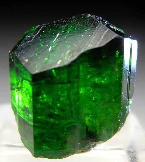 Green Garnet (Uvarovite) : MineralPorn Green garnet, Garnet, Green