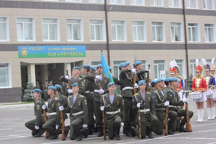 Училище связи рязань. Рязанский военный институт связи. Рязанское высшее военное командное училище связи. Камышенское десантное военное училище.