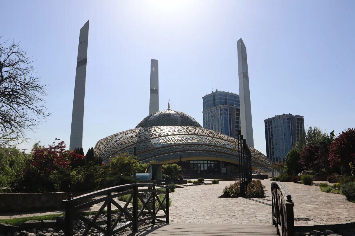 Мечеть имени Аймани Кадыровой. Мечеть сердце матери в Аргуне. Мечеть в стиле Хай тек Чечня.
