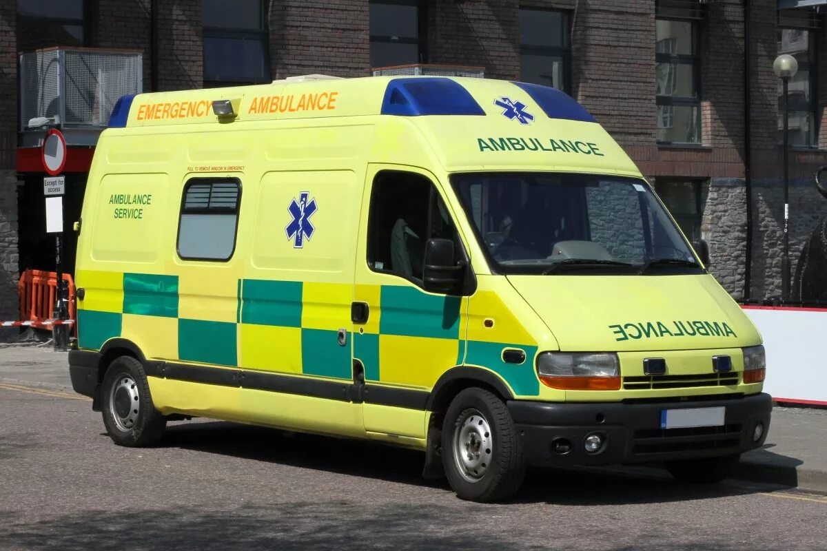 Желтая машина скорой помощи. Жёлтая машина скорой помощи. Машины скорой помощи в Великобритании. Желтая медицинская машина. Скорая машина желтая.