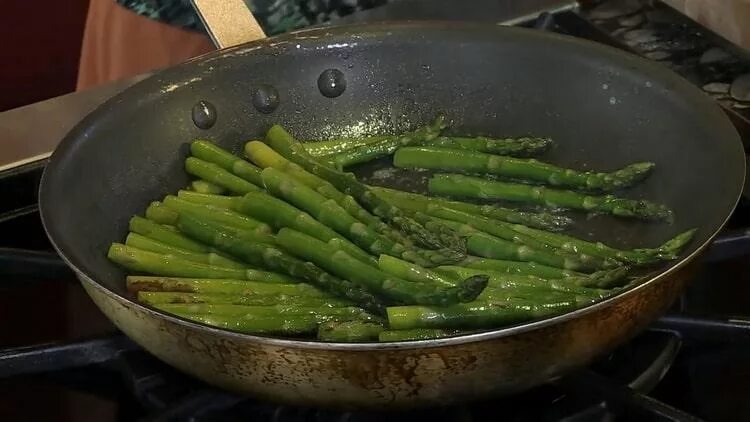 Приготовить спаржу зеленую молодую на сковороде вкусно. Спаржа на сковороде. спаржа свежая что приготовить. спаржа жареная. спаржа зеленая замороженная.