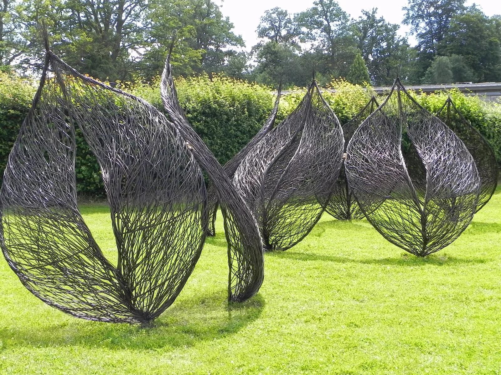 поделки из металлической сетки. необычные садовые скульптуры. поделки из сеточек от фруктов. фигуры на сетке. каркас для цветов для сада.