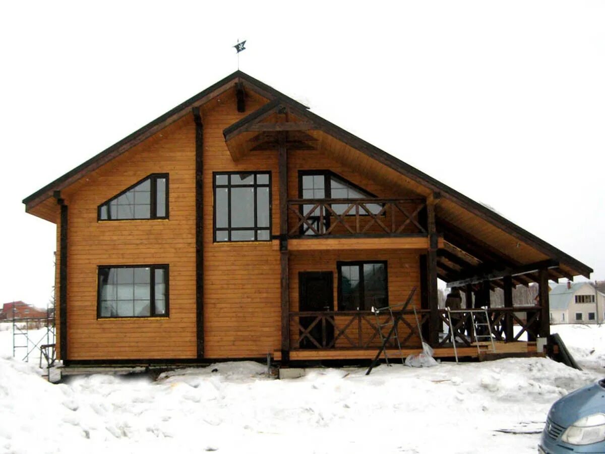 Дом полуторка. Финская деревня коттеджный поселок. Комбинированный дом с двускатной крышей. Дом с асимметричной крышей. Дом с крышей Шале.