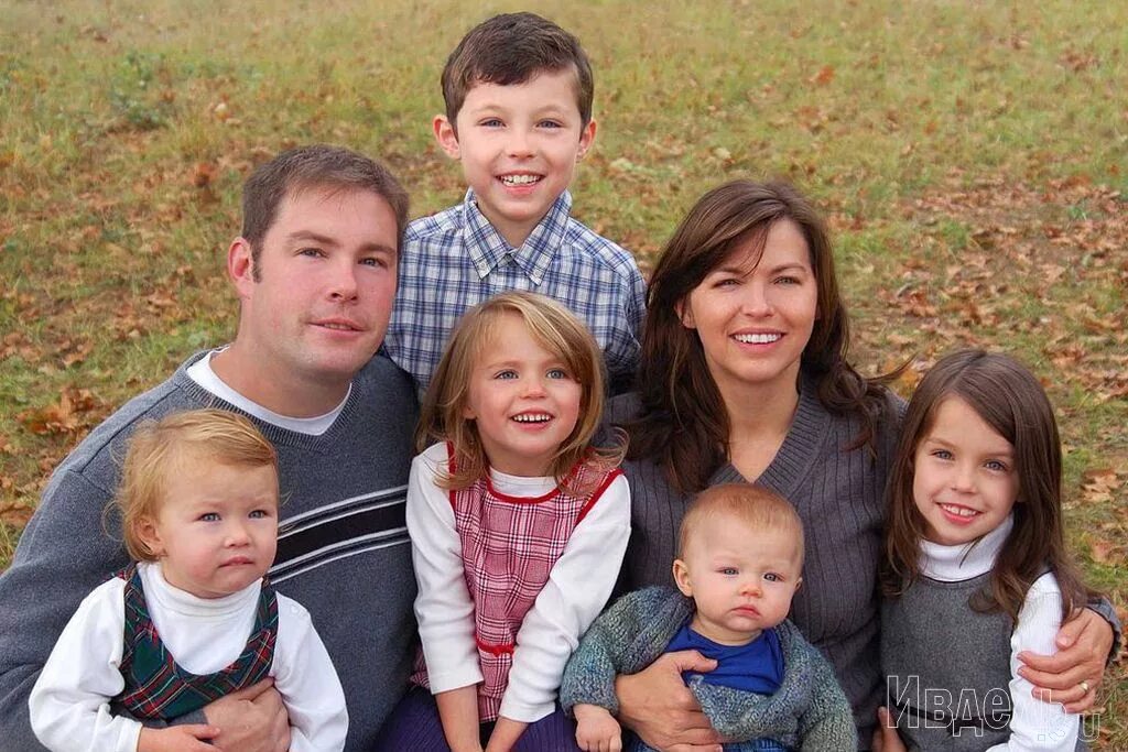 Разные поколения. Счастливая многонациональная семья. Семьи с похожими детьми. Семья подобных. Семья подобных.