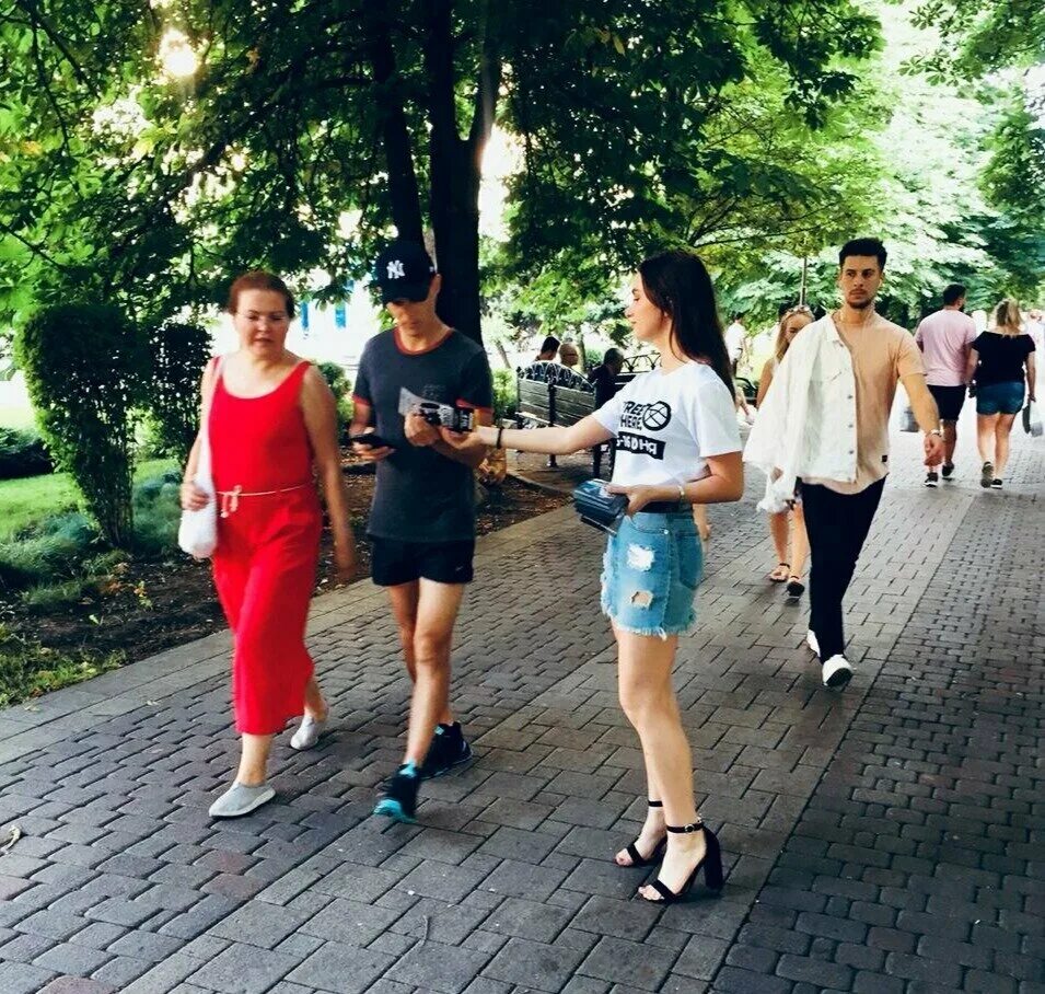 раздача листовок. раздача листовок рекламные акции. промоутер москва ежедневная. промоутер. девушка раздает листовки.