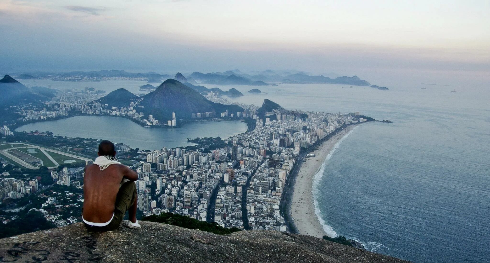 Amazing view. Вид на Рио де Жанейро с горы. Рио де Жанейро горы. Виды Рио де Жанейро. Рио де Жанейро люди.