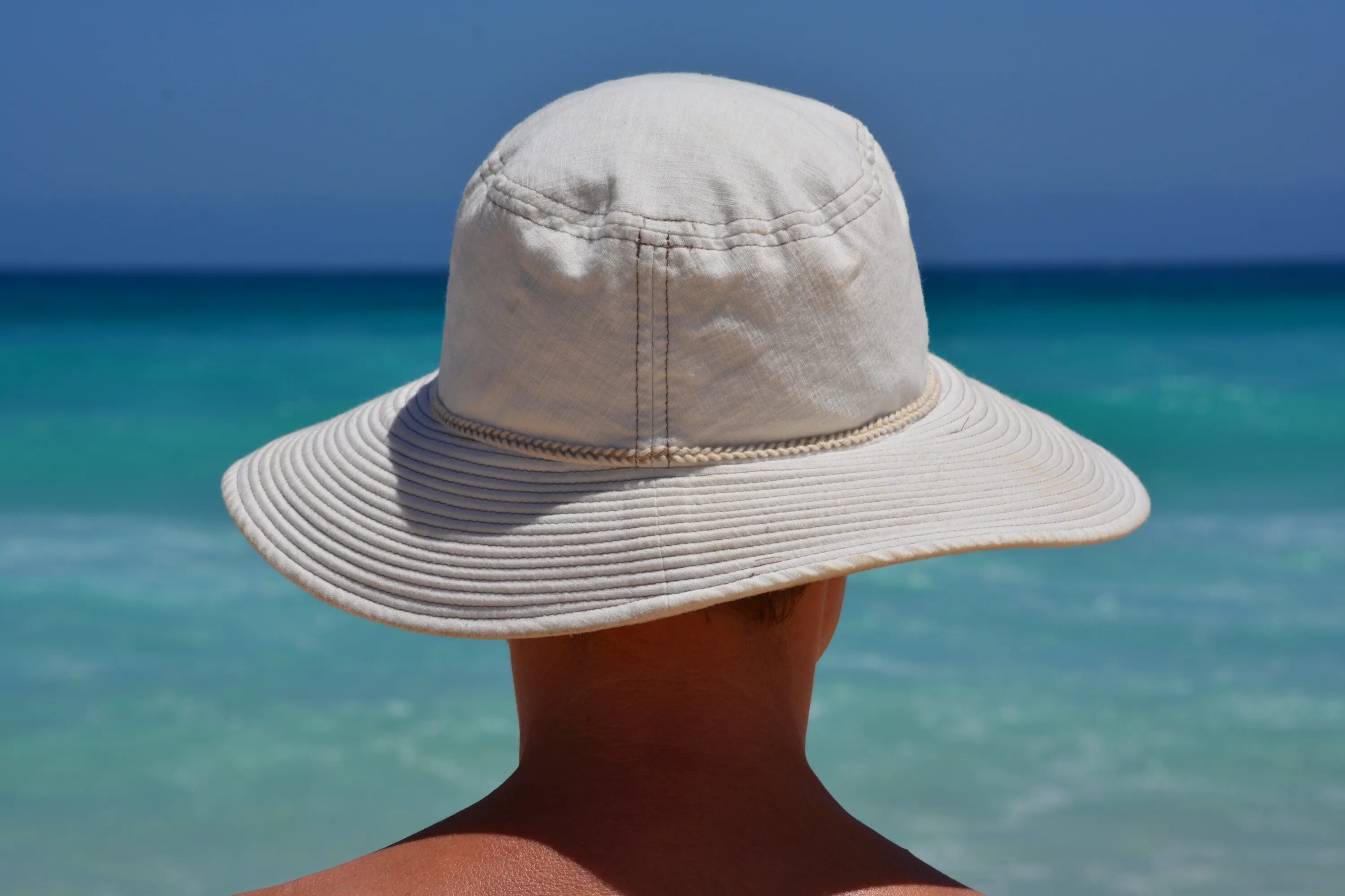 Шляпа для пляжа. Головной убор на море. Головной убор от солнца. Шляпа на море. Back hat