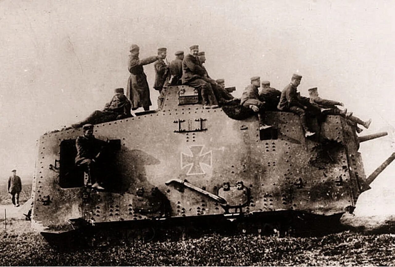 A7v танк. Тяжелый танк a7v. Немецкий танк a7v с экипажем. Танк первой мировой a7v. Первые танки германии