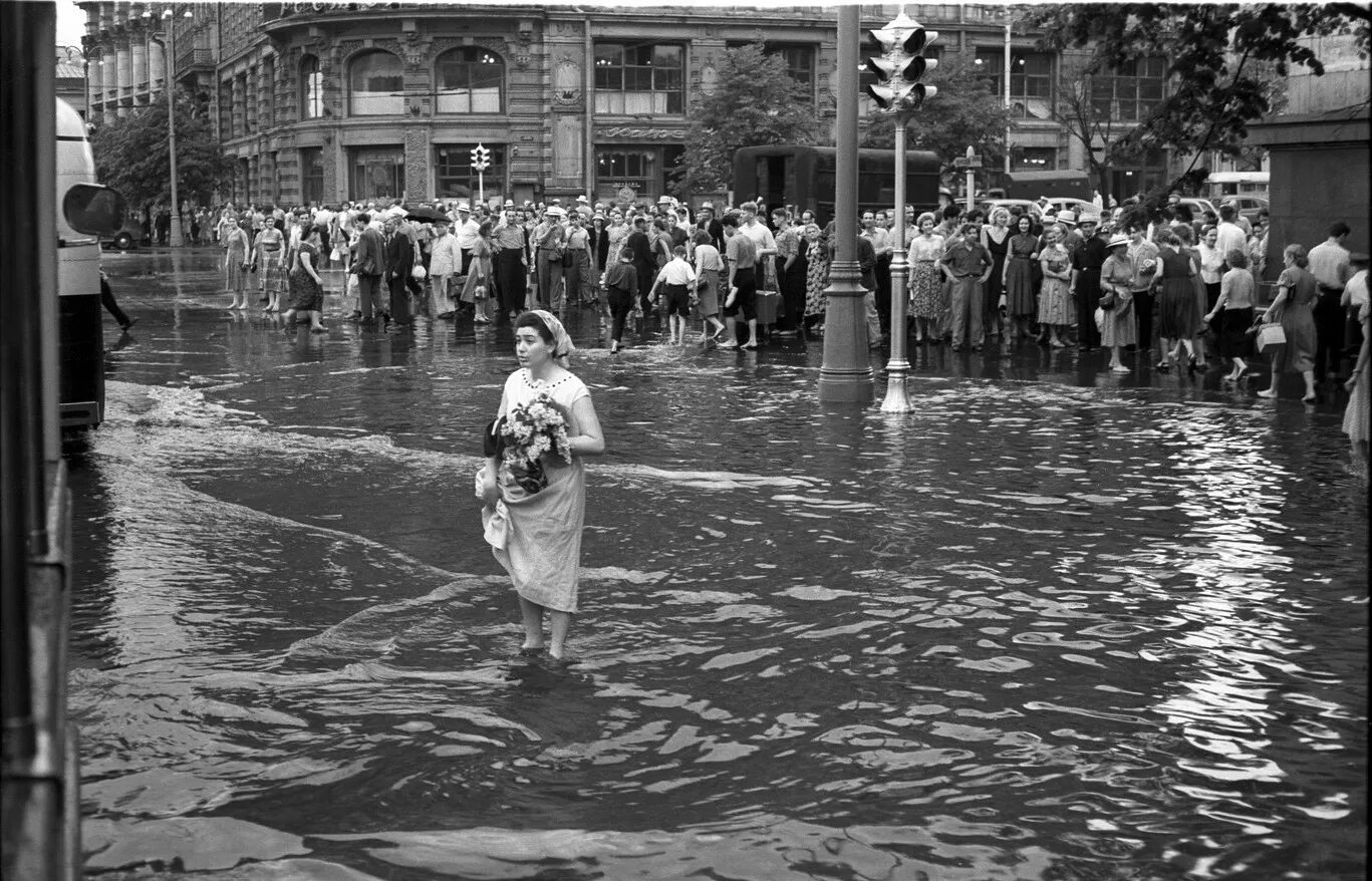 Жизнь нашей страны в 1950 1970 годы. СССР Москва 1960 дождь. 1950 Дождь. Старая Москва под дождем. Москва 1950-е.