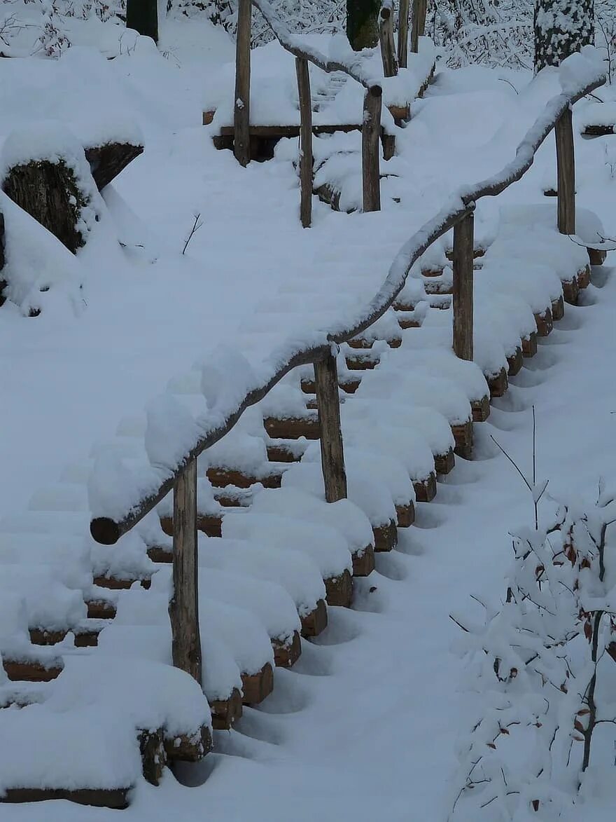 Зимние ступени. Зимняя лестница. Ступеньки зимой. Деревянная лестница зимой. Снежная лестница.
