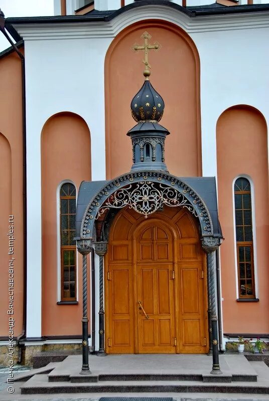 крест над крыльцом в храм. крыльцо паперть храма. крыльцо в православный храм. паперть в церкви православная церковь. старинное крыльцо.