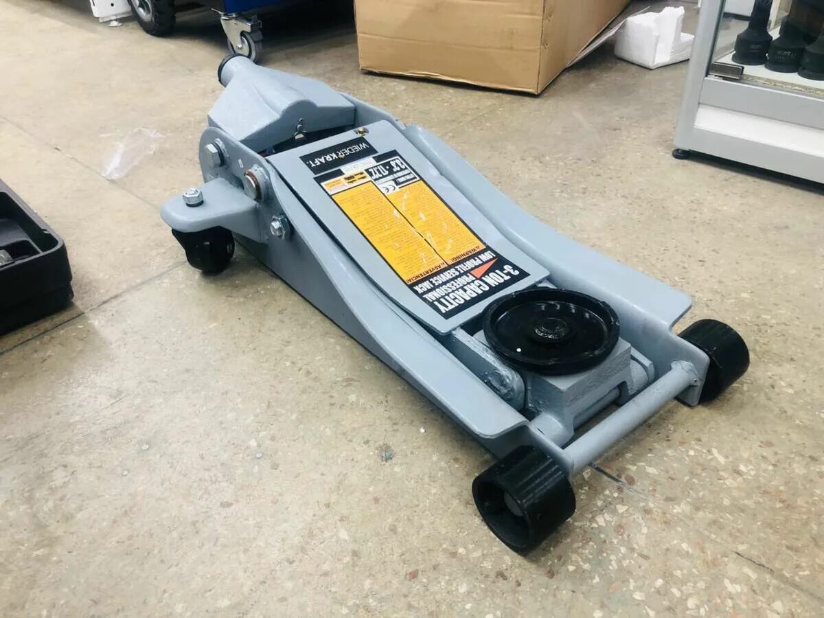 Домкрат kraft kt800023. Стол подкатной под автомобиль. Домкрат подкатной с фиксатором. 3т. Домкрат гидравлический, подкатной gigant htj-3 3т.