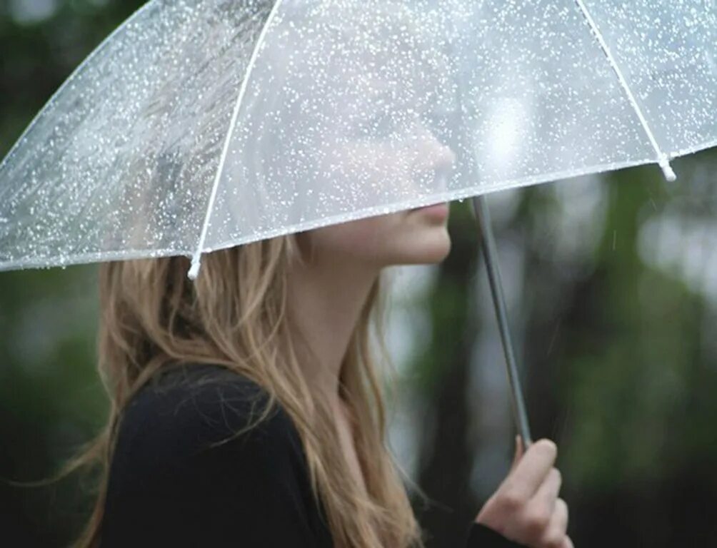 Сегодня весь день шел дождь. Девушка с прозрачным зонтом. Девушка с зонтом под дождем. Зонт прозрачный красивый. Блондинка с зонтиком.