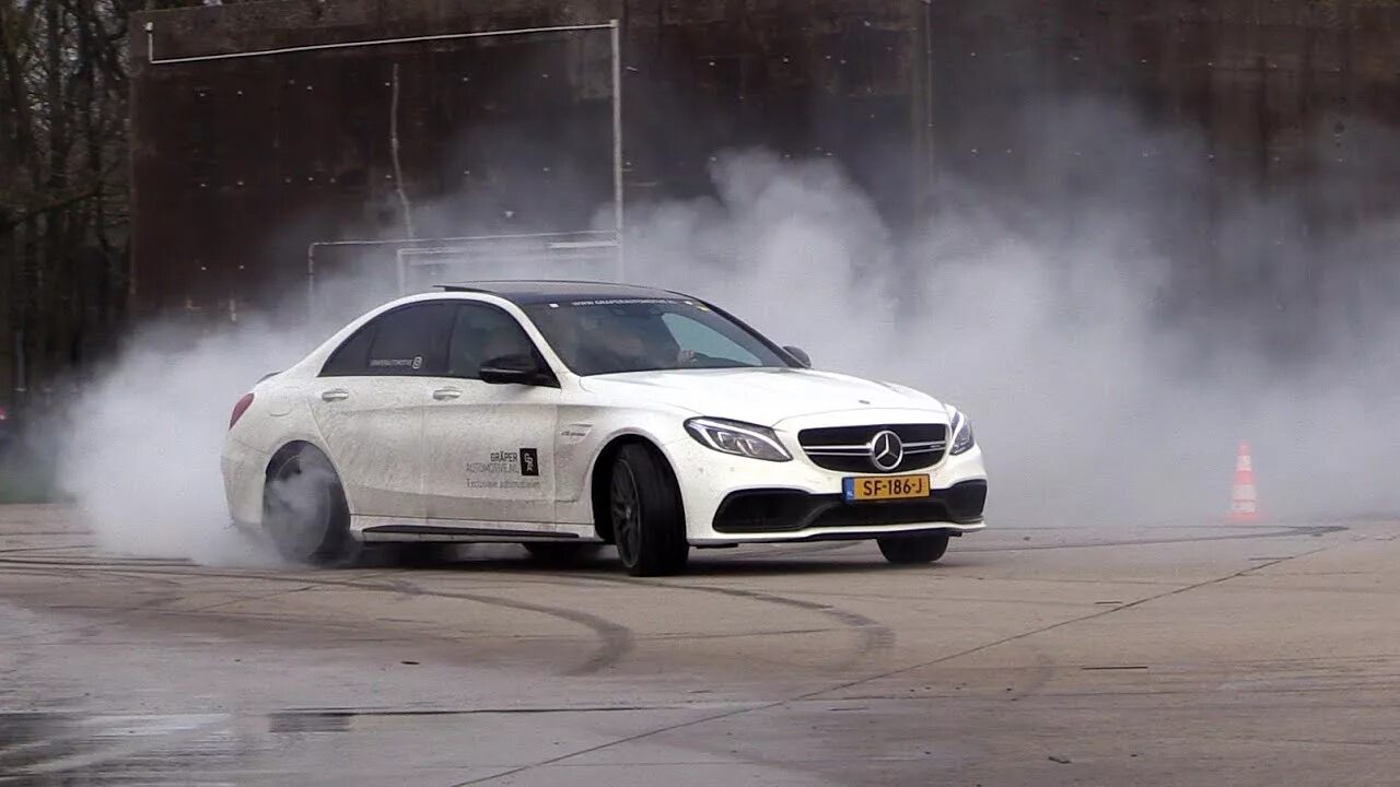 Крутой занос. Мерседес c63 дрифт. C63 AMG дрифт. Мерседес с63 АМГ дрифт. Мерседес АМГ 63 S дрифт.