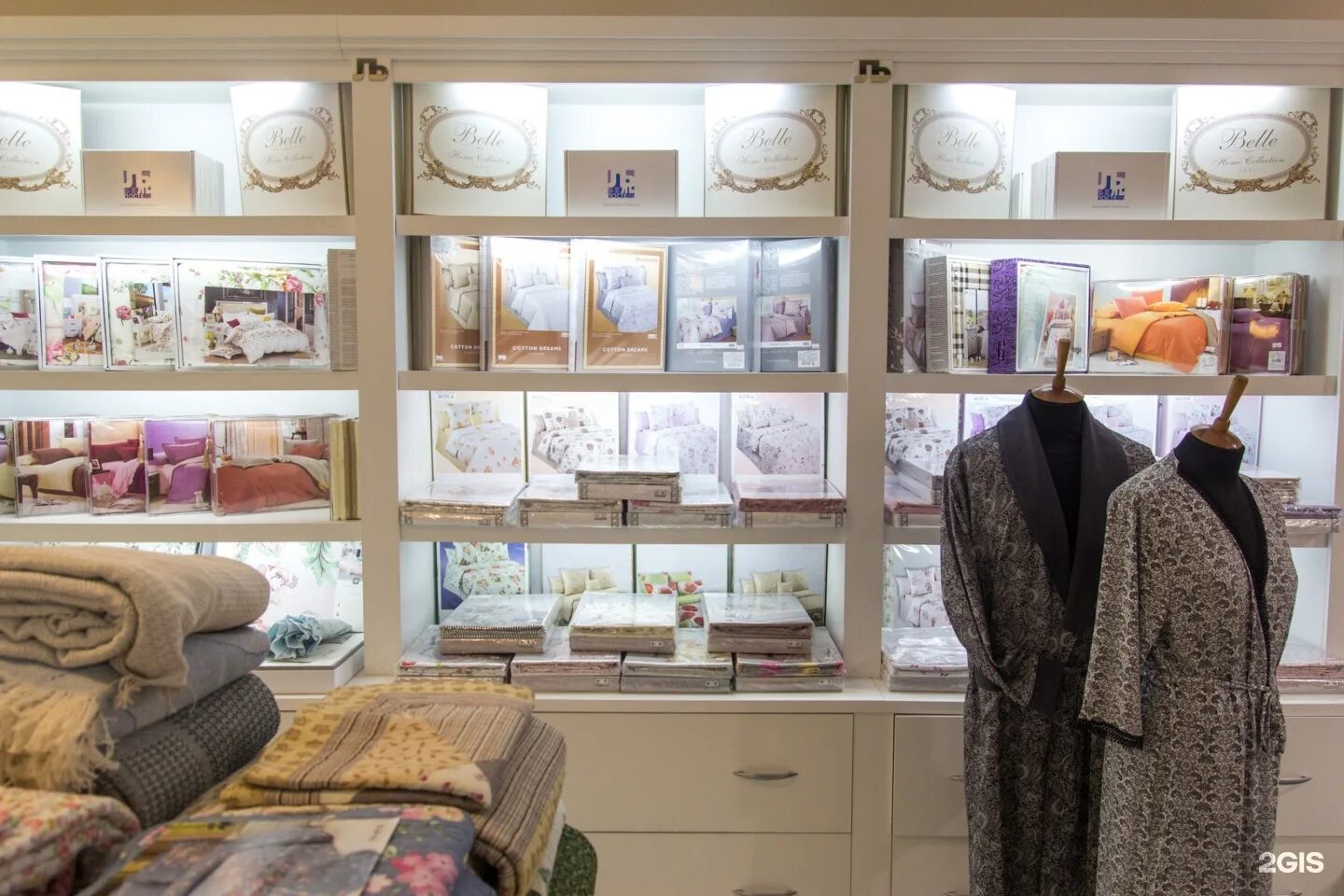 магазин постельного белья пермь. оборудование для магазина постельного белья. витрины с текстилем. выкладка в магазине постельного белья. магазин домашнего текстиля.