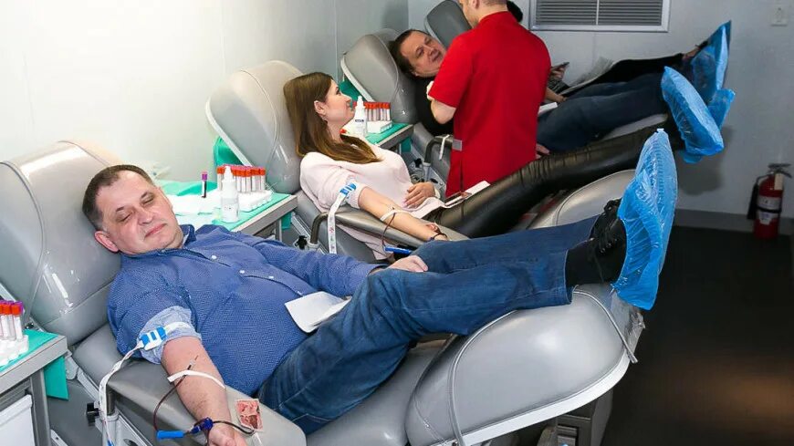 Переливание крови тюмень. Переливание крови фото. Отделение переливания крови. Кресло для переливания крови.