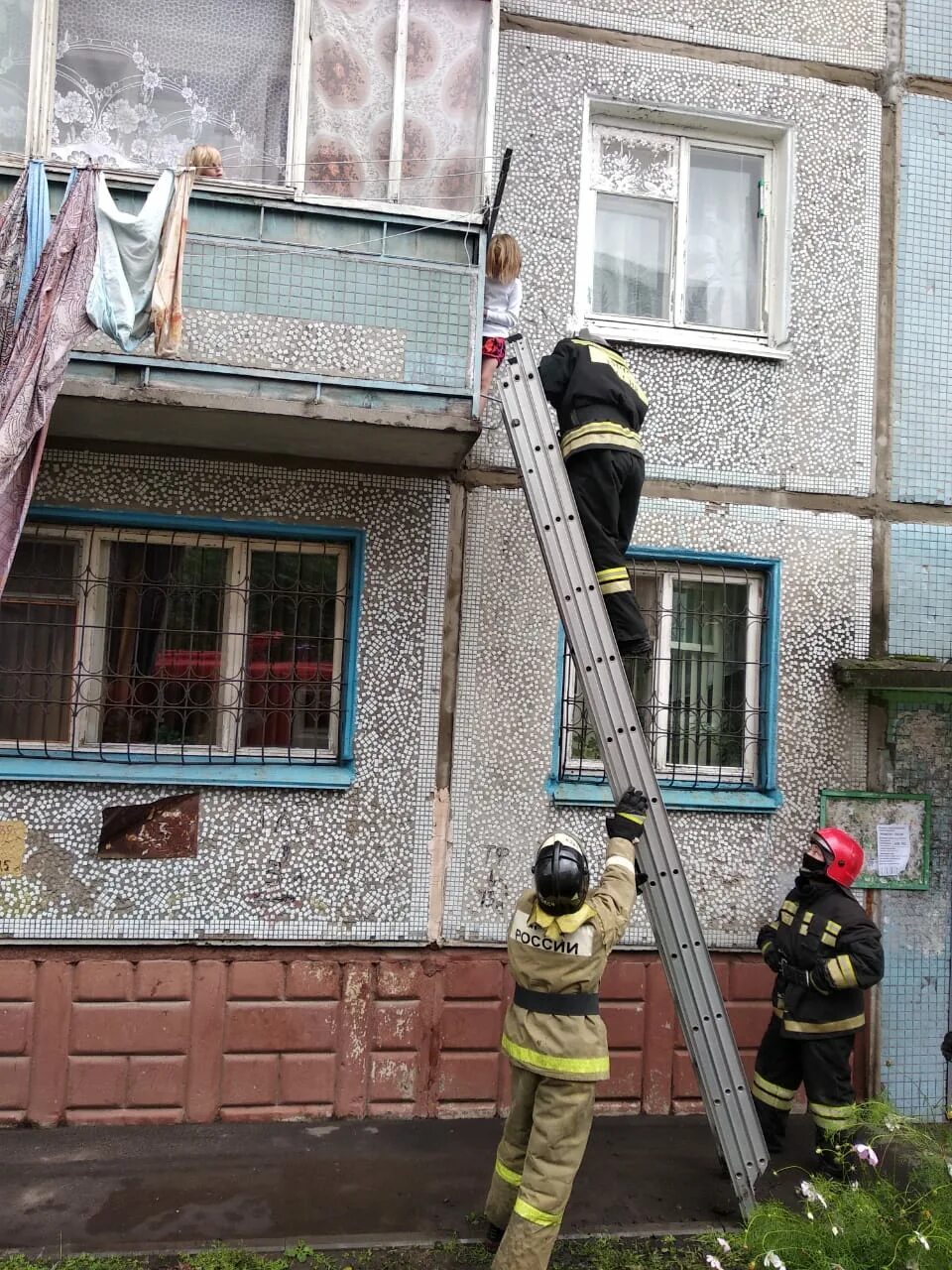 Ступени спас. Спасение людей с помощью пожарных лестниц. лестница спасения с лоджии. через балкон. спасение пожарными через лестницу.