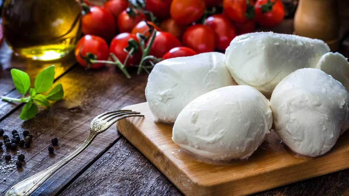 Сыр моцарелла. Моцарелла mozzarella. Рикотта пармезан моцарелла. Итальянский сыр моцарелла. Моцарелла польза и вред