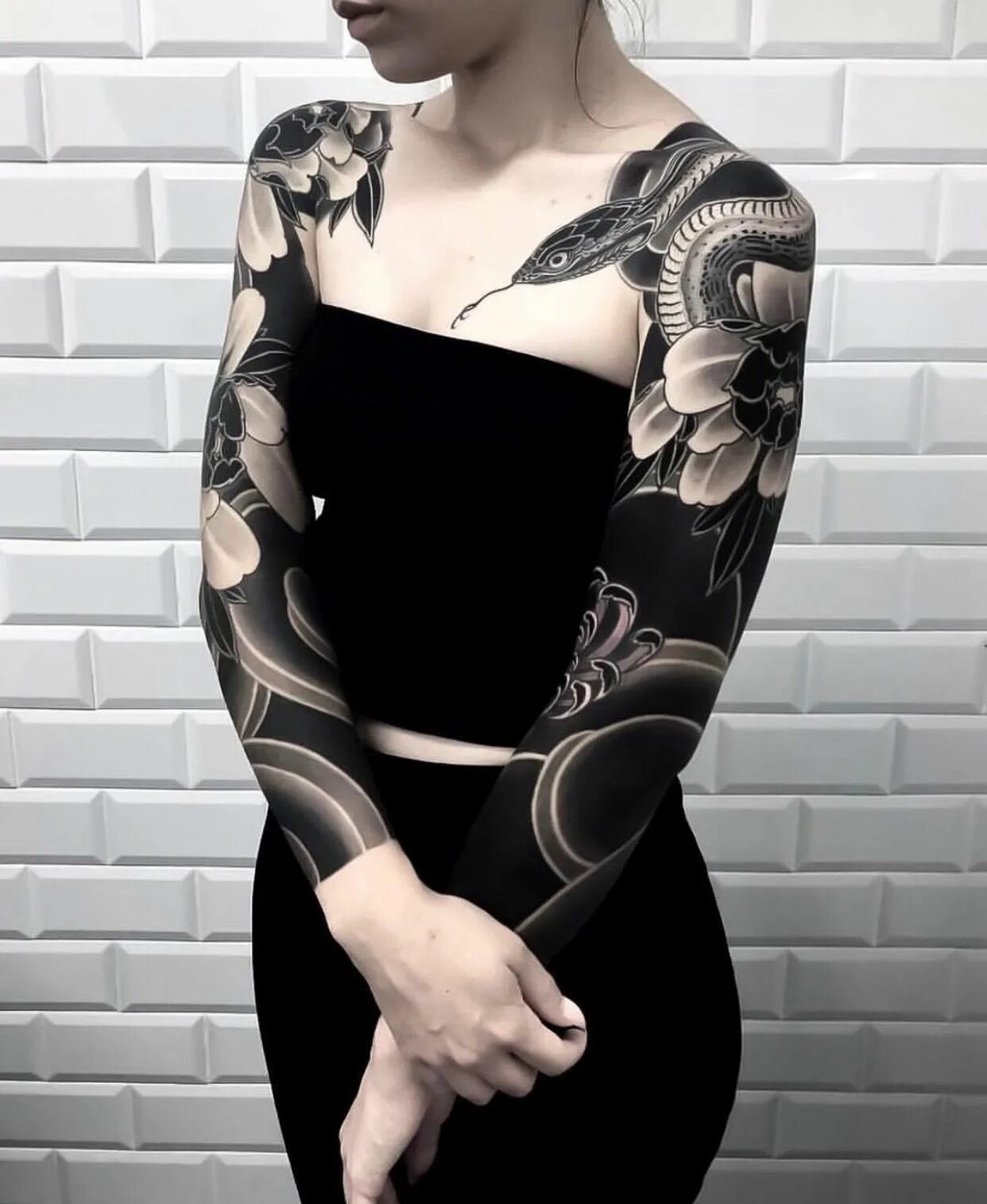 Блэкворк рукав. Blackwork тату Sleeve. Блэкворк полурукав. Рукав Блэк блэкворк. Тату блэкворк в японском стиле.