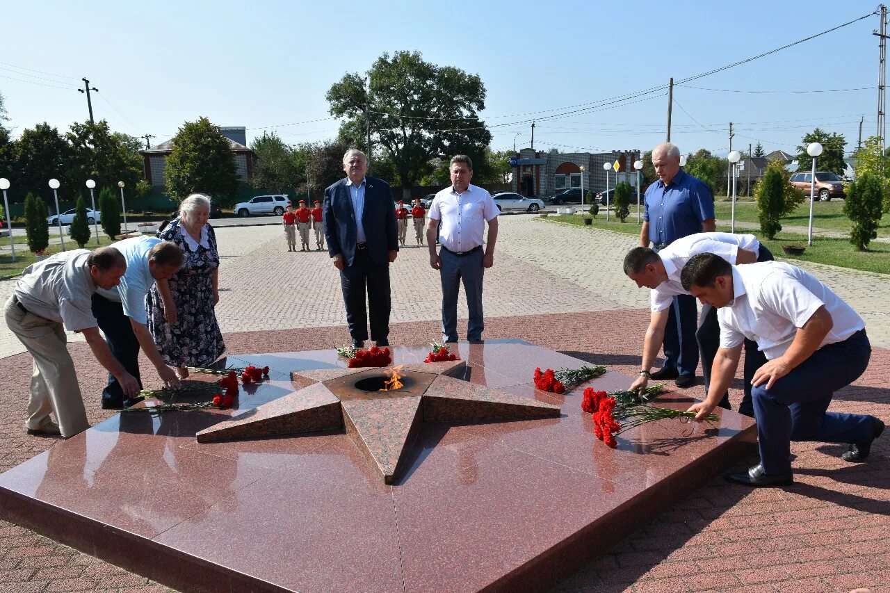 Администрация апшеронск. Вечный огонь Апшеронск. Мемориал вечный огонь Апшеронск. Апшеронские вечные огни. Вечный огонь города Апшеронска.