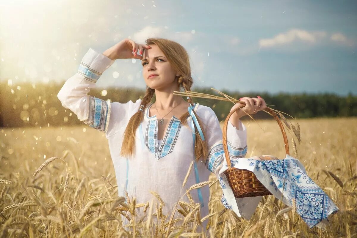 Девушка в славянском костюме. Славянские женщины пряли. Женщина на старославянском. Славянские женщины самые красивые. Образ славянки.