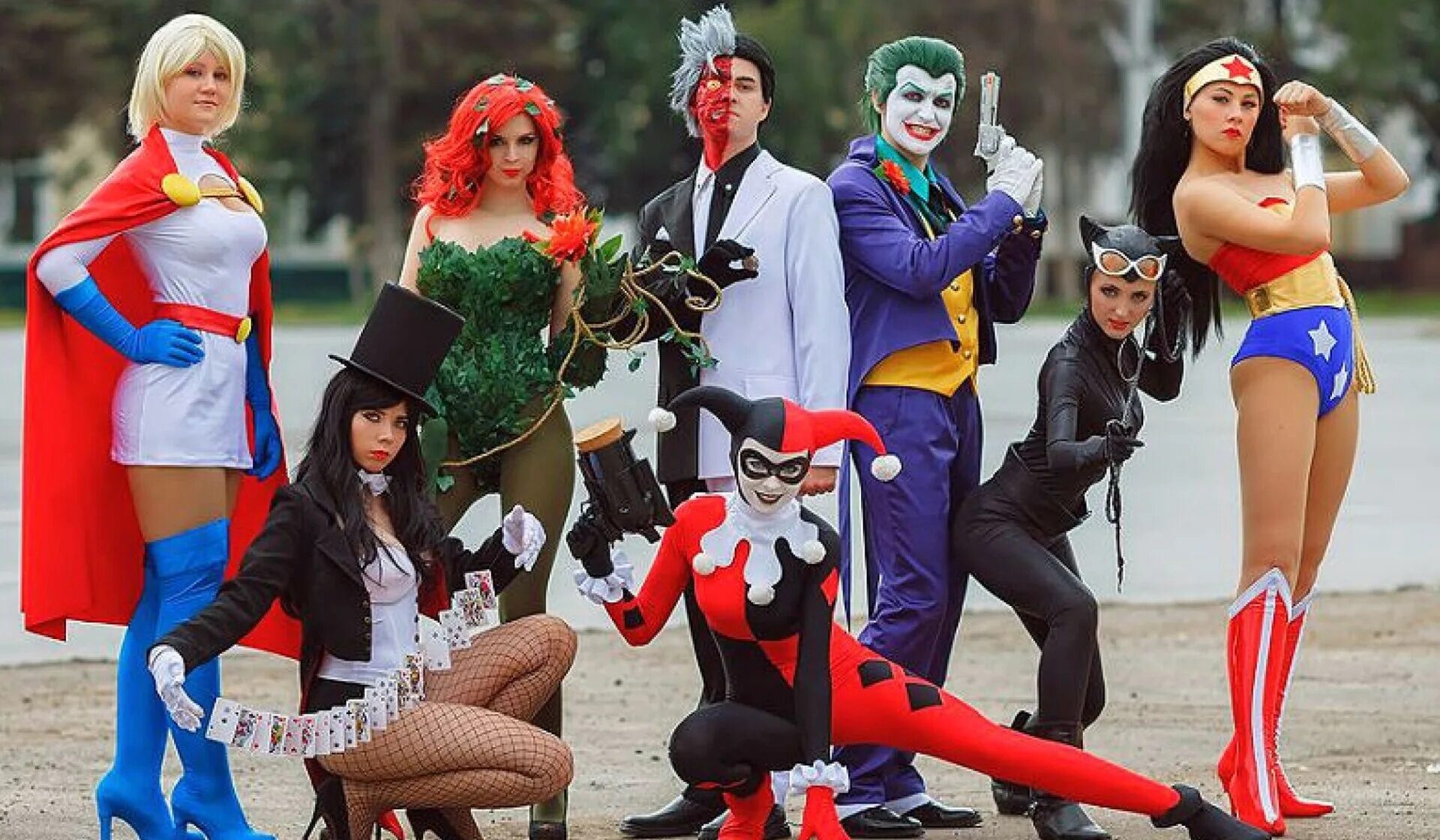 Смешной супергерой. Переодевать супергероев. Люди в костюмах супергероев. Переодевать супергероев. Фото как мужчина переодевается в супергероя.