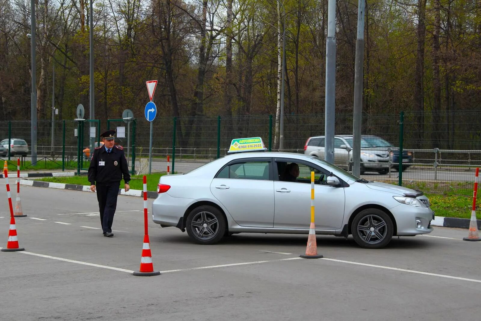 Сдать экзамен гибдд в другом городе. Площадка на экзамене в ГИБДД 2022. Практический экзамен в ГИБДД. Экзамен по вождению автомобиля. Экзамен в ГАИ вождение.