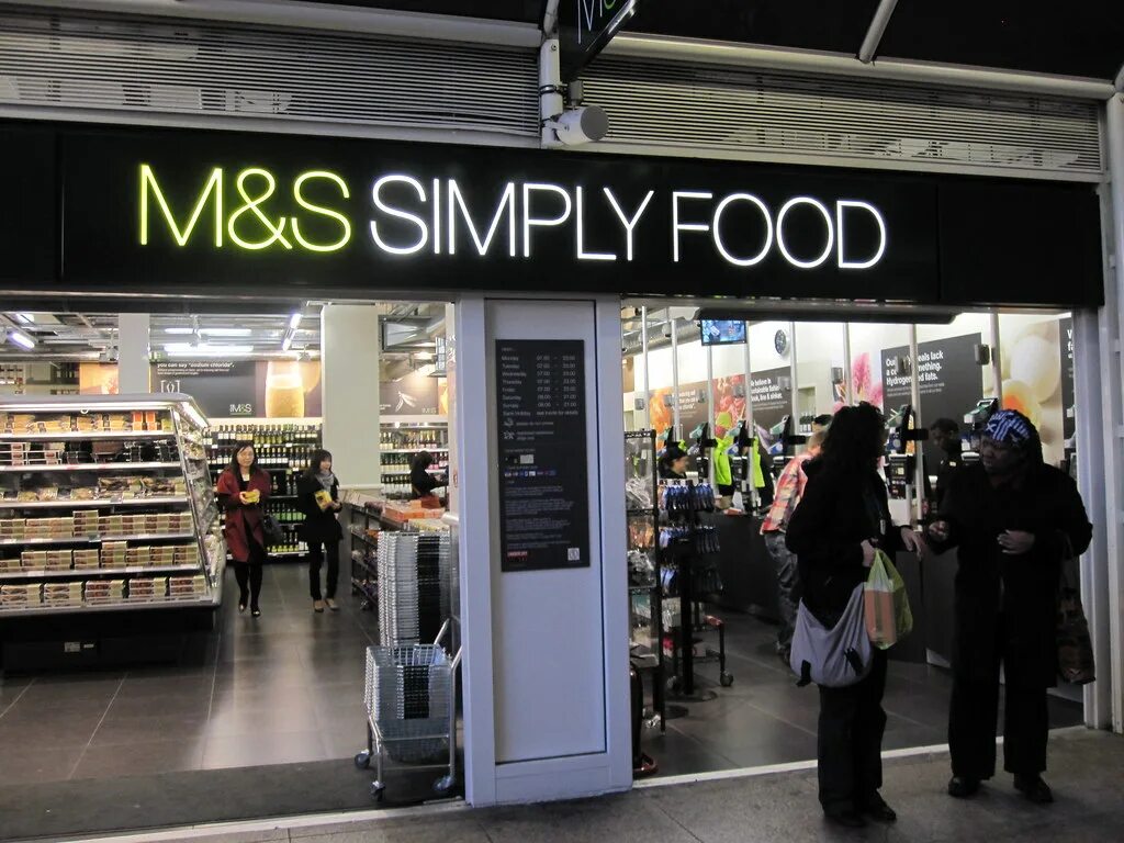 Маркс фуд. Маркс энд Спенсер Великобритания simply food. Магазин Marks & Spencer в Англии. Магазины в Великобритании Mark Spencer. Макс энд Спенсер магазин.