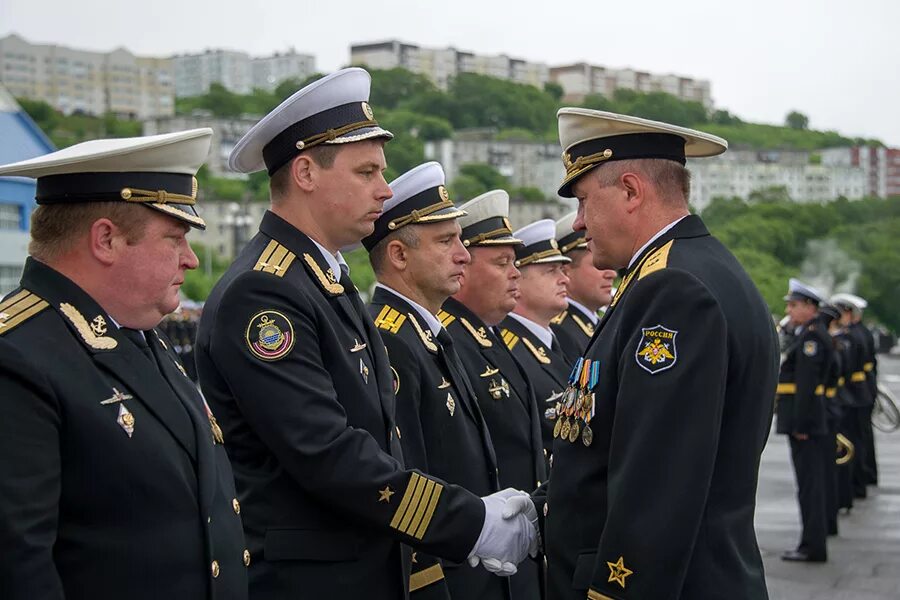 Морские офицеры россии. Офицеры подводники ВМФ РФ. Парадная форма офицеров ВМФ РФ. Форма подводников ВМФ РФ. Офицеры морской авиации.