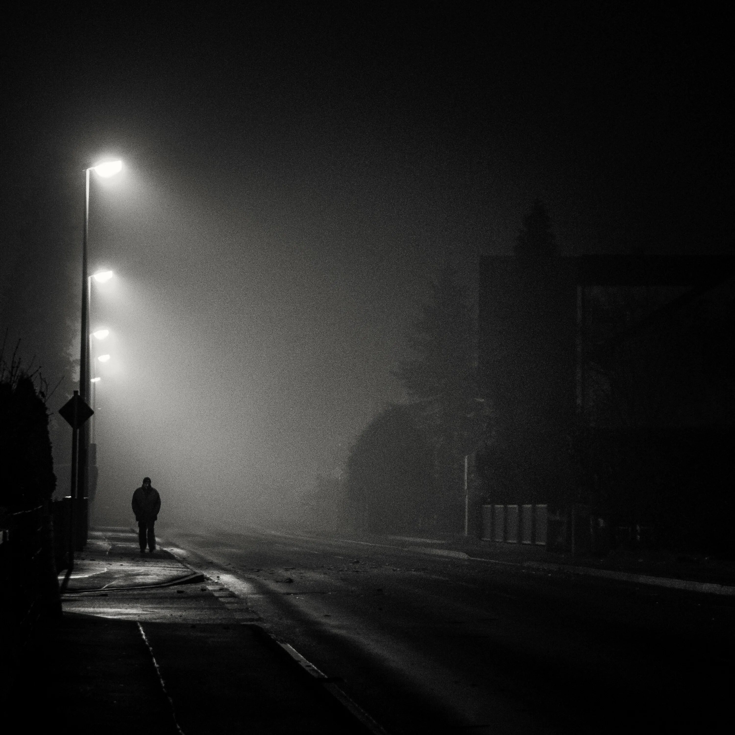 Темнота. Одиночество в ночи. Темнота и одиночество. Темная улица с фонарями. Я потемки темнота