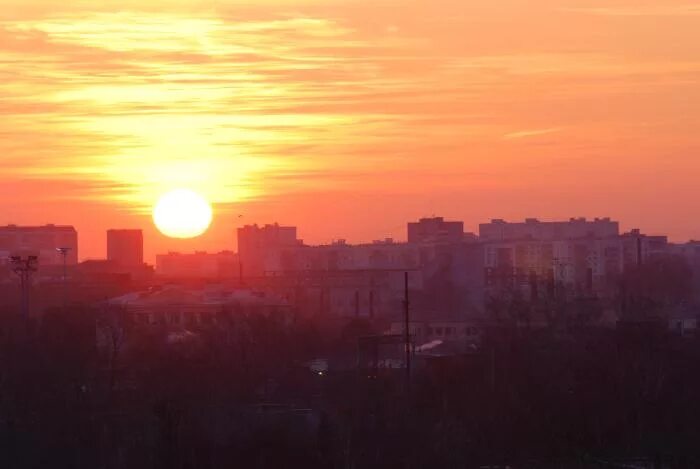 Скоро рассвет и полетели. Скоро рассвет. Солнце встаёт над городом Ленина. Скоро рассвет скоро рассвет, скоро закат. Нежный рассвет в городе.