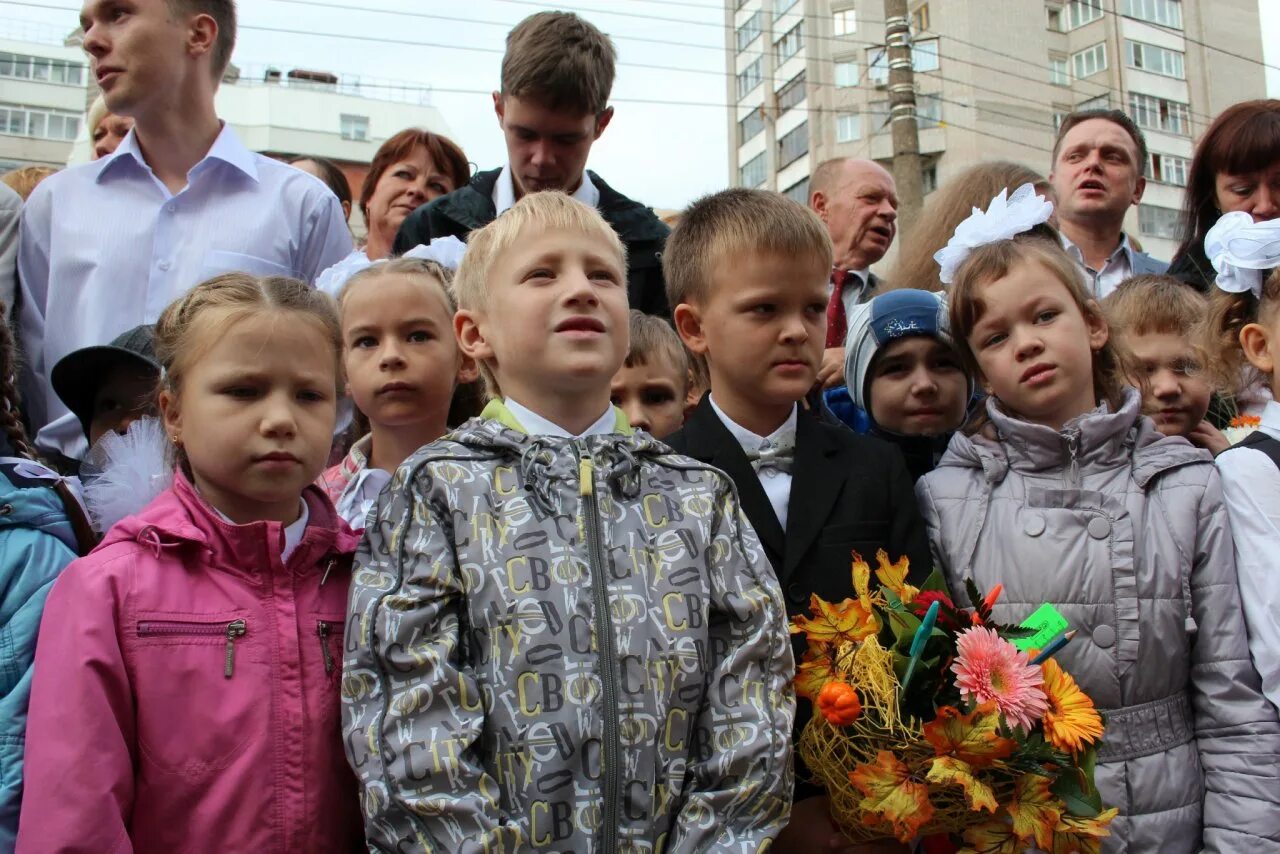 Сегодня начинается школа. Дети школьники 1 сентября. С 1 сентября первокласснику. Первоклашки на линейке 1 сентября. Фотосессия 1 сентября в школе первоклассников.