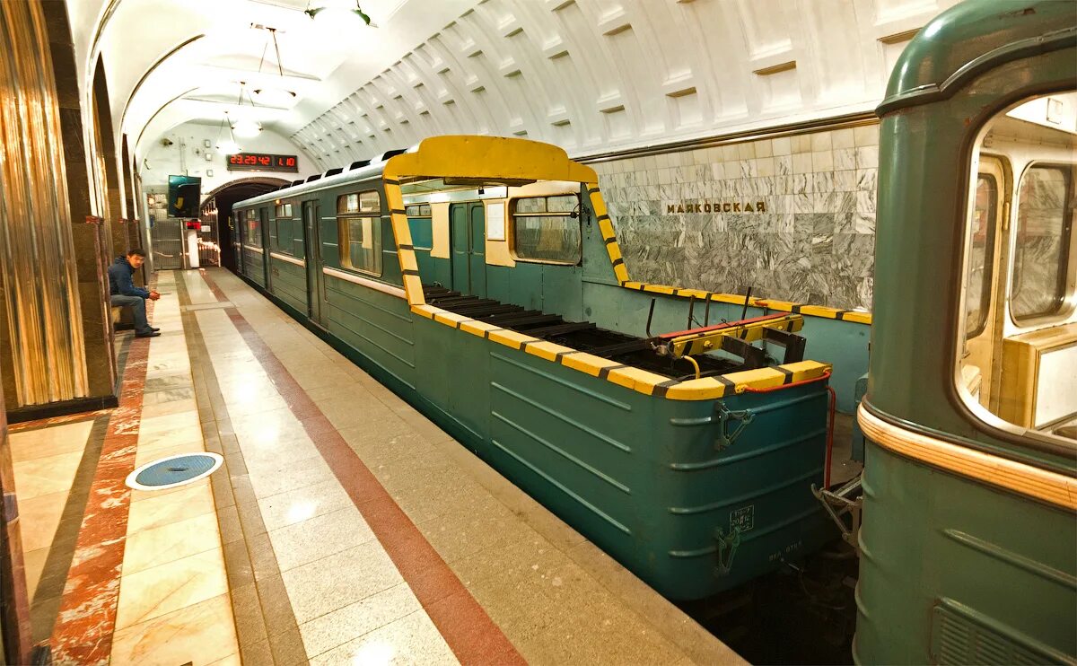 Первый вагон метро. Первые вагоны московского метро. Ретропоезд петербургского метрополитена. Вагоны московского метро 1935 года. Метровагон типа а 1935.