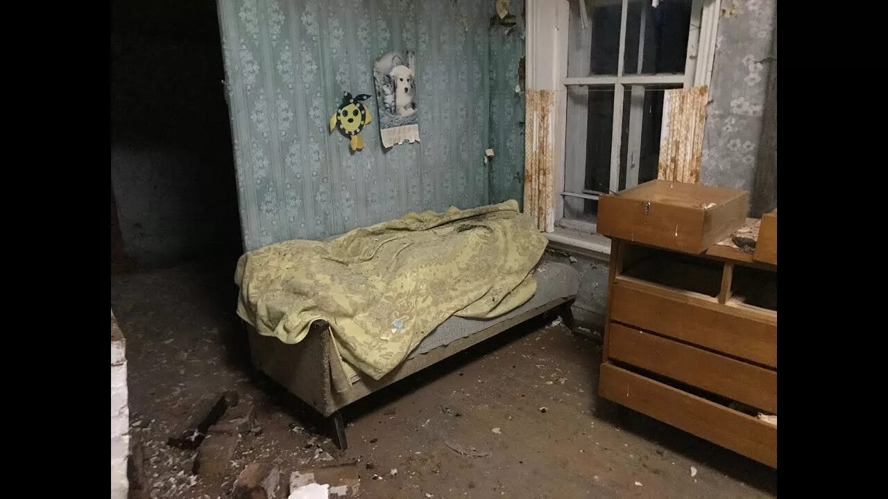 Ночевать в заброшенных. Жуткие находки в заброшенных домах. самые страшные находки в заброшенных домах. страшные находки на заброшках.