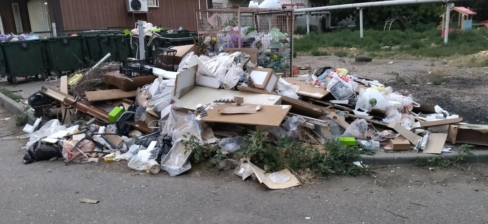 Свалка. Квартиры в которых не убираются. Не убиралась неделю. Бардак в квартире до и после уборки. Контейнер завален мусором.