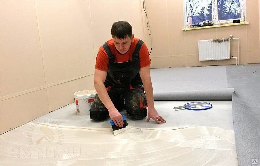 На полу лаборатории под линолеумом проложен прямой