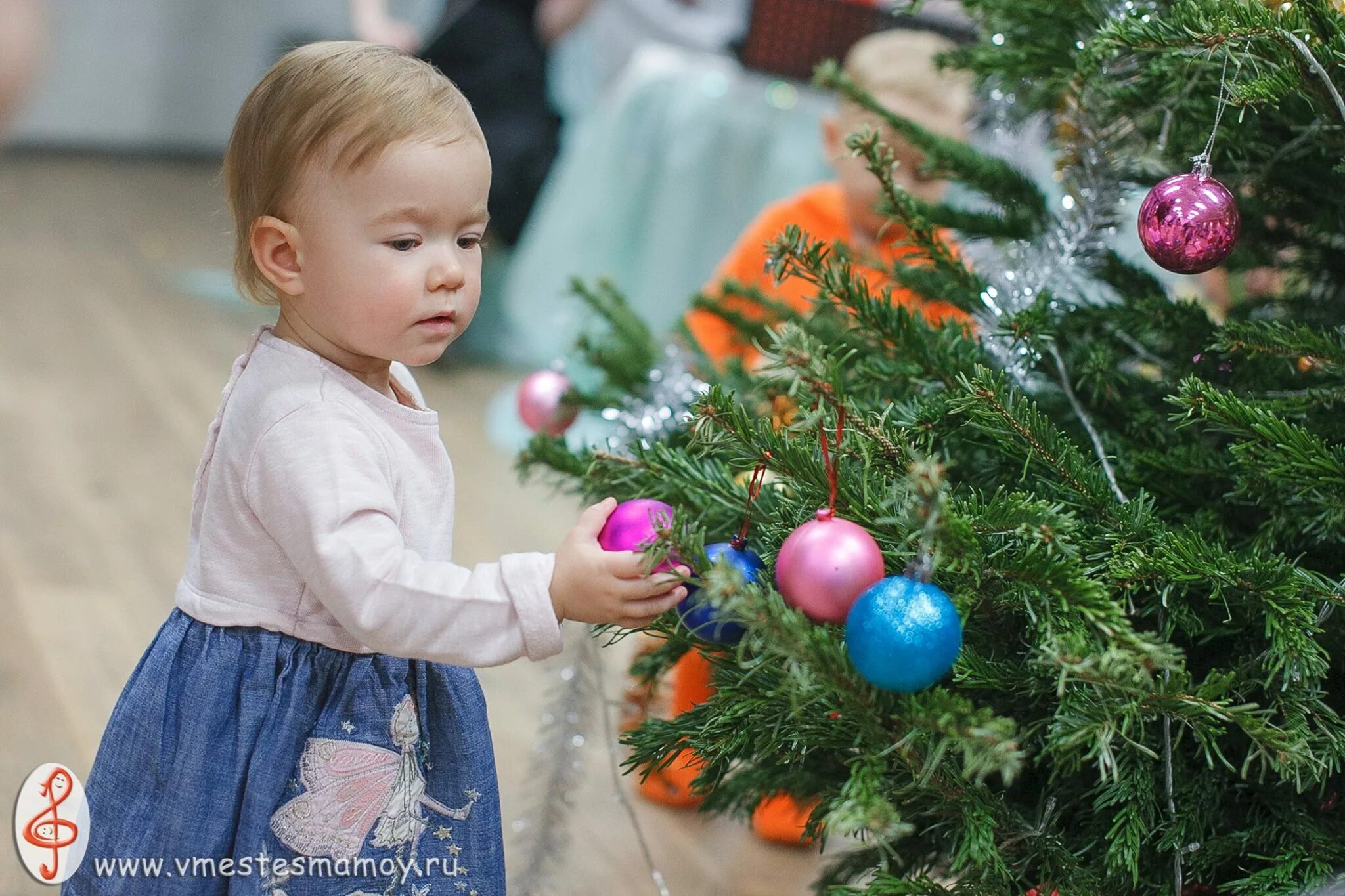 Новогодняя елка с маленькими детьми. Маленькая елка. Маленький мальчик около новогодней елки. Приключения у новогодней елки.