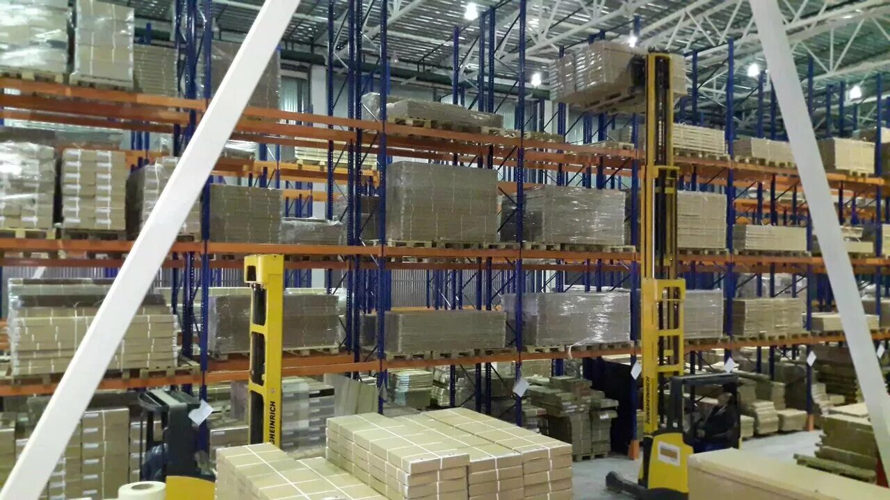 склад дверей. склад. фабрика дверей браво, дзержинский. склад офисной мебели. мебельный цех.