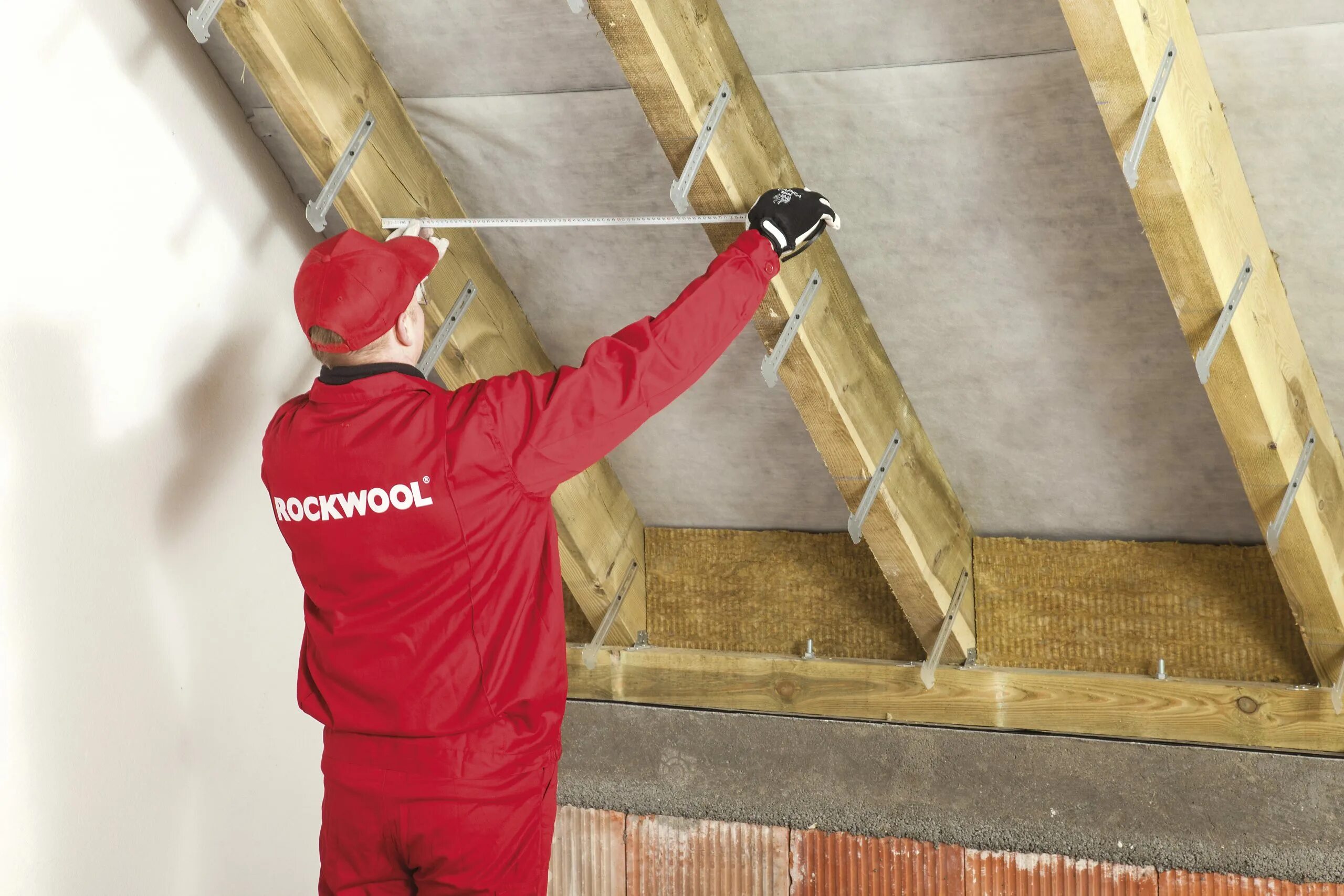 Утепление крыши минватой работу. Rockwool утеплитель каменная вата. Роквул утеплитель для кровли. Роквул чердачное перекрытие. Утепление мансарды Роквул.