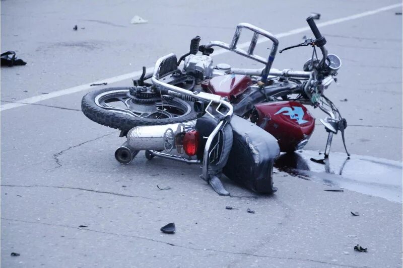 Дтп с мопедом. Мопед альфа после аварии. Дтп с мопедом. Мотоцикл врезался в отбойник. Жесткие аварии мотоциклистов.