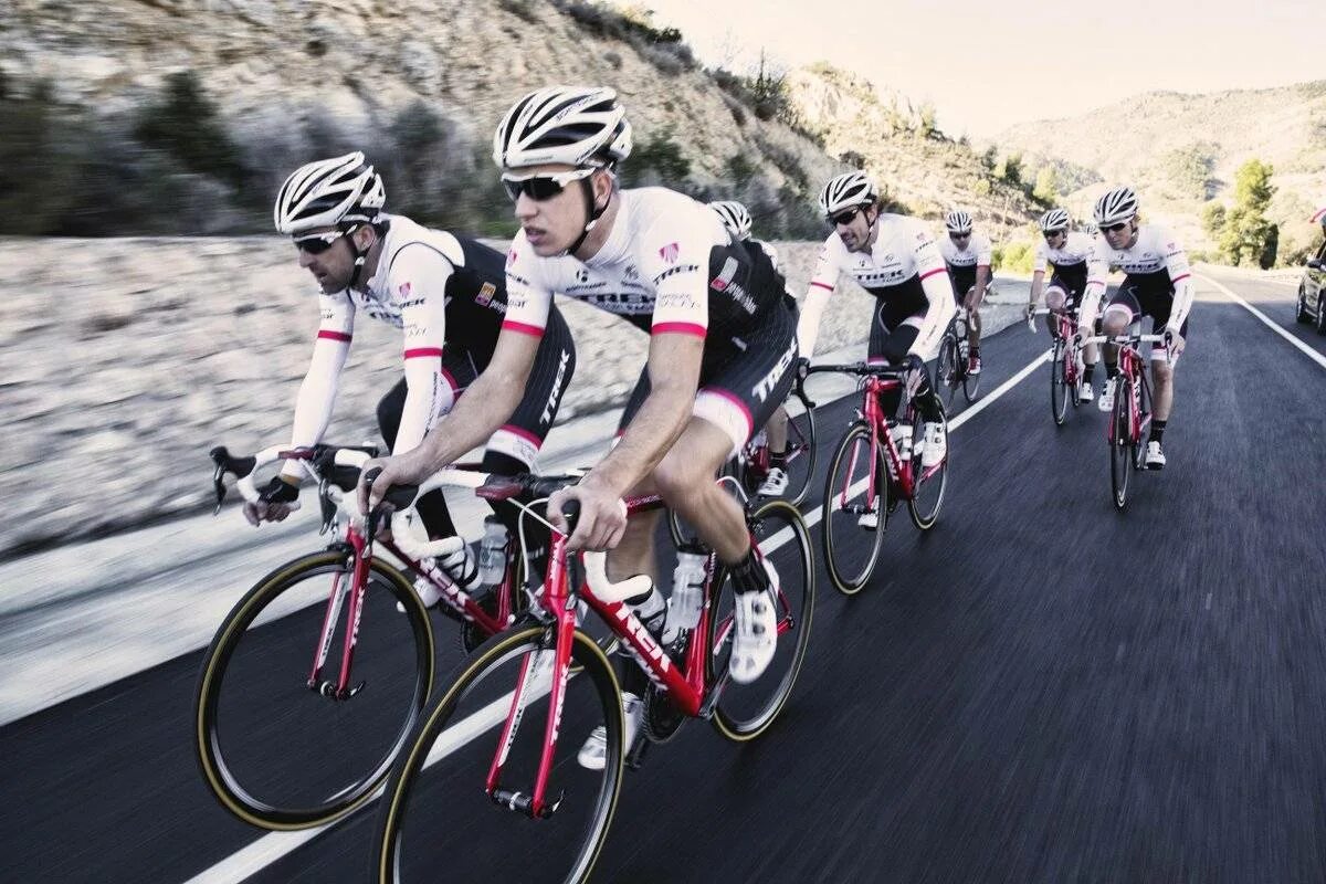 Велосипед велогонка. Trek factory racing. велокоманда trek. человек на шоссейном велосипеде. велоспорт шоссе трек.