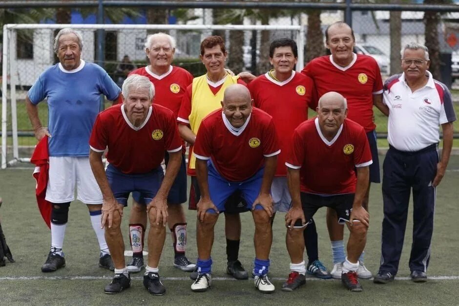 Дедушка играет футбол. Пенсионеры футболисты. Футбольная команда Стариков. Футбольная команда пенсионеров. Старики играют в футбол.