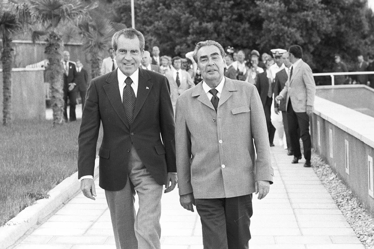 Никсон и брежнев 1972. И. Брежнев никсон в калифорнии 1973. Визиты брежнева. Визиты брежнева.