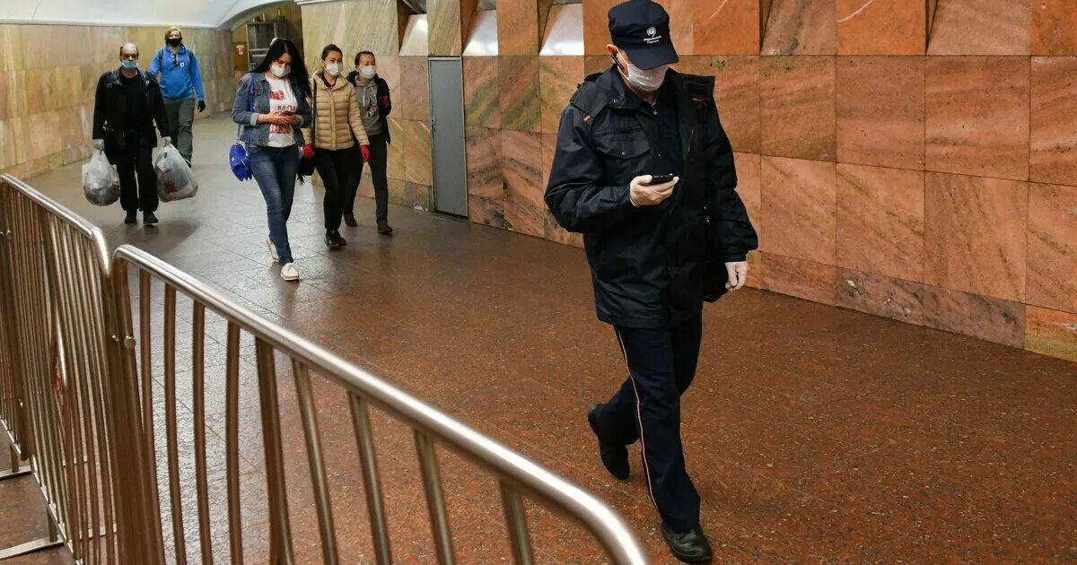 Где сейчас находится преступник. Перчатки в метро Москва. Облавы у метро в Москве.