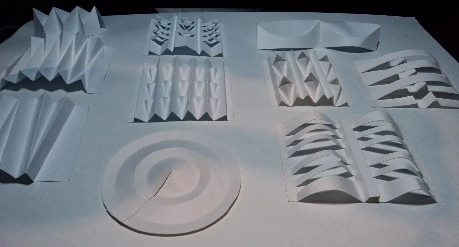 Архитектоника плоского листа. Упражнения по бумагопластике. Архитектоника плоского листа. Макетирование объемной формы из плоских элементов. Формы из плоского листа.